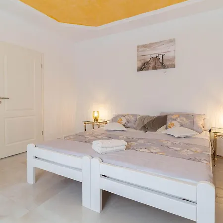 Silver Apartman